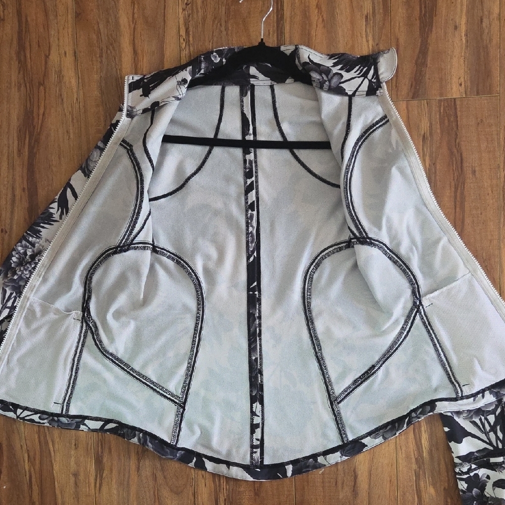 Lululemon Floral Black and Gray Women's Jacket - Picture 8 of 8
